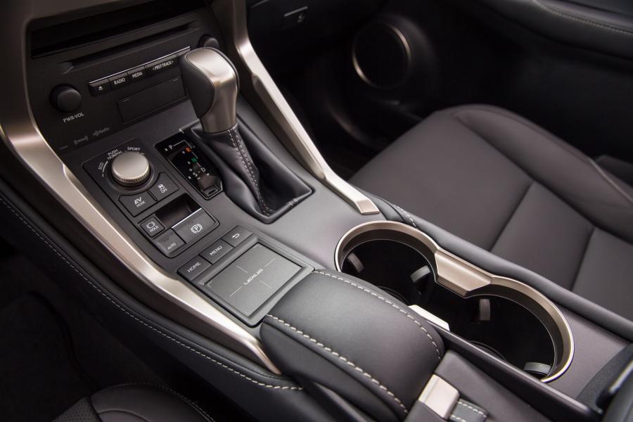 Детали интерьера Lexus NX300h 2015 года  (NL) (фото 19 из 33)